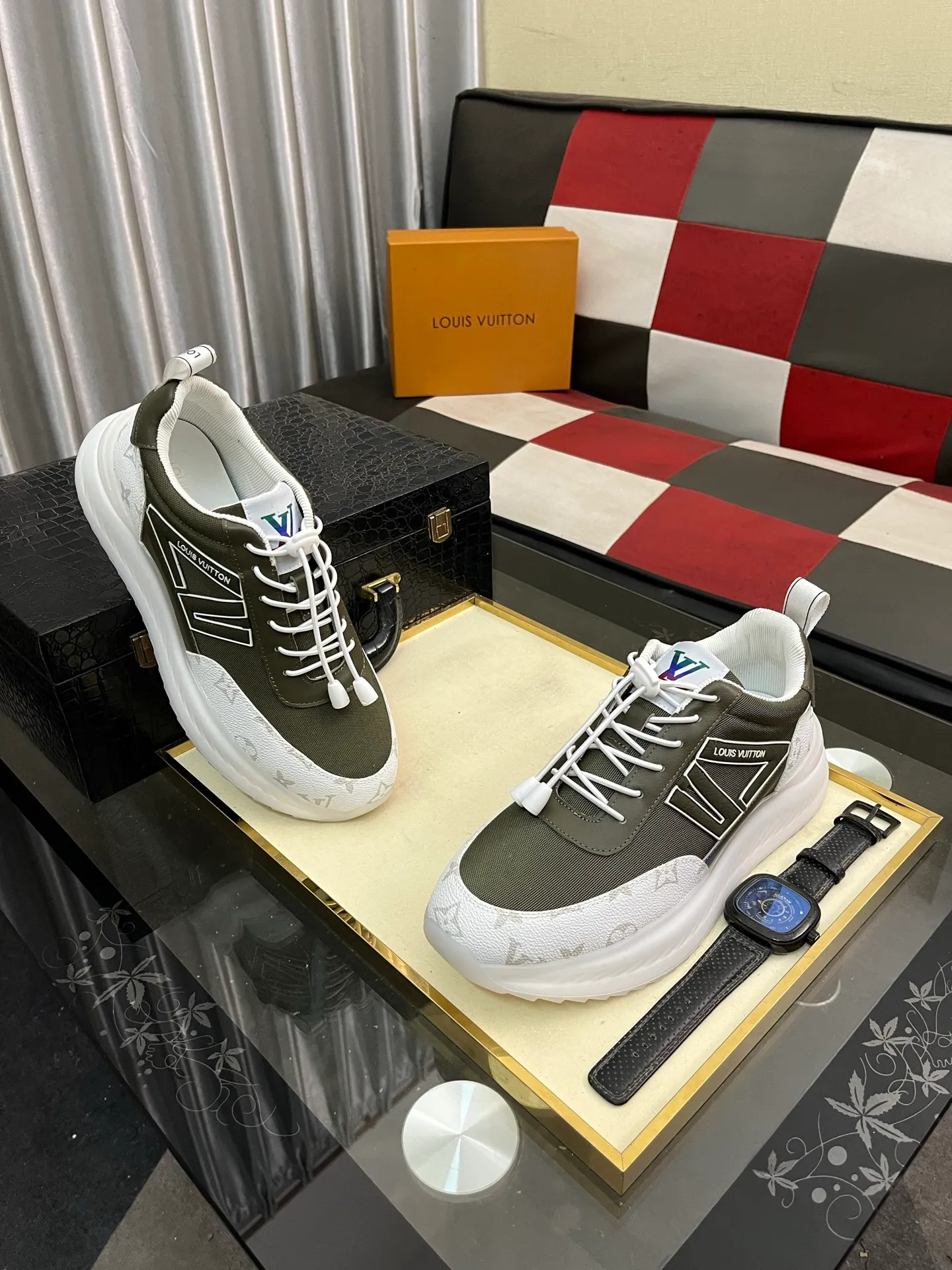 Men's shoes 💰458⌚️⌚️【LOUlS VUlTTON】Louis Vuitton ~ unique and casual style. LV counter purchasing 🏃casual shoes😍😍 are on sale at the men's counter at the same time. Italian imported brands select top-layer Italian cowhide. 🐑Sheepskin lining (refuses to discolor and grind feet) Sole: Original sole specially provided by the original factory 🎬Better in kind Code number: 38-444⃣️Color selection